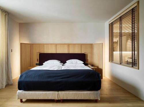 una camera con un grande letto e una finestra di Hotel Schwarzwand a Lech am Arlberg