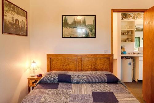 Ένα ή περισσότερα κρεβάτια σε δωμάτιο στο Wilderness Cabin - Eden Valley