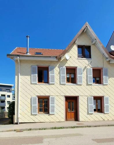 Maison blanche avec portes et fenêtres marron dans l'établissement House With Terrace Near The Lake Gérardmer, à Gérardmer