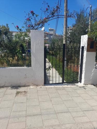 Φωτογραφία από το άλμπουμ του Vila F&M ksamil σε Εξαμίλι