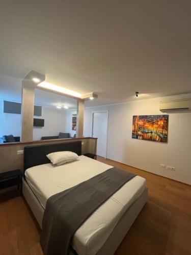 una camera da letto con un letto e un quadro sul muro di Oderisi Studio Suite a Roma