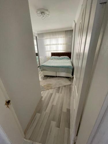 um corredor com uma cama num quarto em Welcome 10 em Istambul