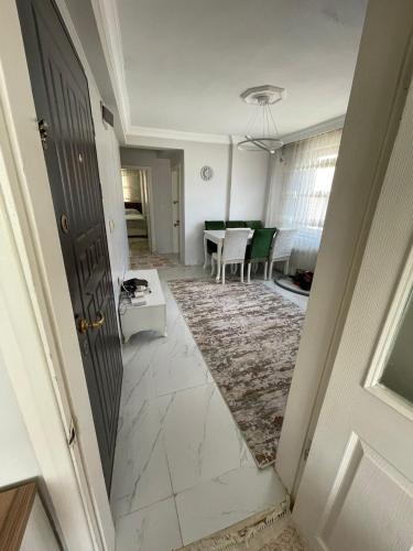 um corredor com uma porta que leva a uma sala de estar em Welcome 10 em Istambul