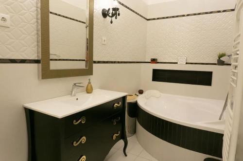 y baño con bañera, lavamanos y bañera. en Premium Apartment by Hi5 - Lendvay Palace en Budapest