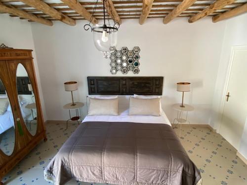 a bedroom with a bed and a large mirror at La Escribana in Constantina