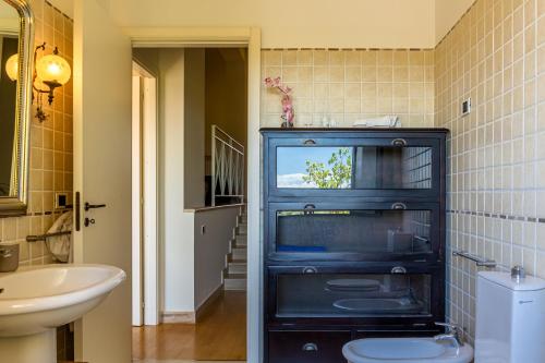 bagno con lavandino e cabina blu di La Dimora Dei Ciclopi ad Aci Castello
