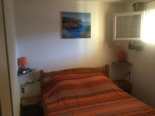 ein Schlafzimmer mit einem Bett und einem Wandgemälde in der Unterkunft Les Naïades in Balaruc-les-Bains
