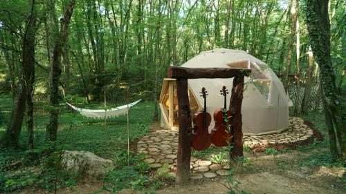 una tienda en medio de un bosque en Ô Pays Des Bois - Hébergements insolites en pleine nature, en Parmilieu