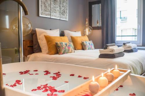 - une chambre avec un lit fleuri dans l'établissement Miss Eiffel Tower, à Paris