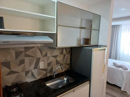 a small kitchen with a sink and a refrigerator at FLAT Beverly Hills 401B in Vila Velha
