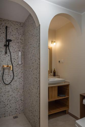 a bathroom with a shower and a sink at Cyprysovnia in Gnieżdżewo