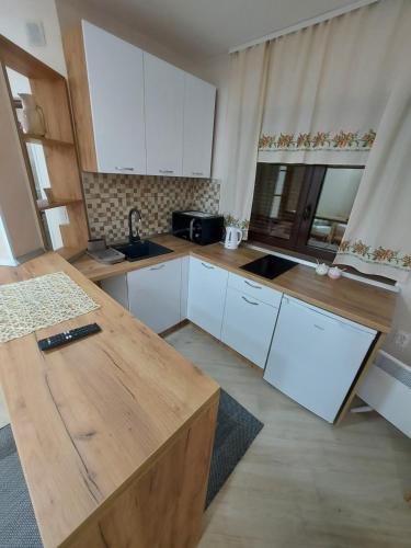 Kuchyň nebo kuchyňský kout v ubytování STIV Apartmani