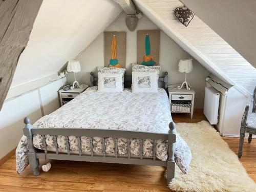 um quarto com uma cama com duas mesas e duas cadeiras em Location à Trouville sur mer em Trouville-sur-Mer