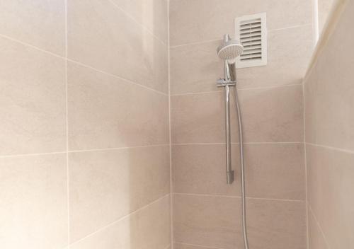 Koupelna v ubytování Zeezicht appartement aan het strand, 2 slaapkamers, airco