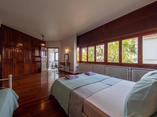 アテネにあるVILLA ZOE Seaside Unique Villa Voulaの大きな白いベッドと窓のある寝室