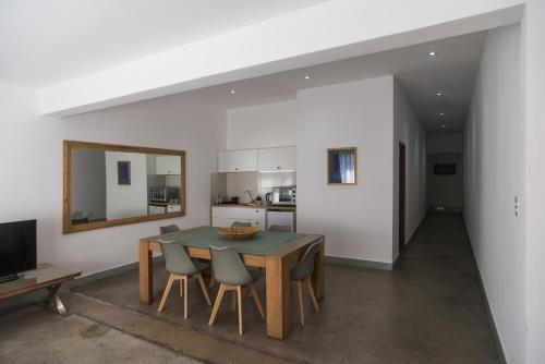 a kitchen and dining room with a table and chairs at Haus Apart Hotel in Salta
