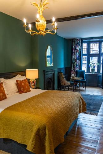 1 dormitorio con cama y lámpara de araña en Sleep at 55 en Tarporley