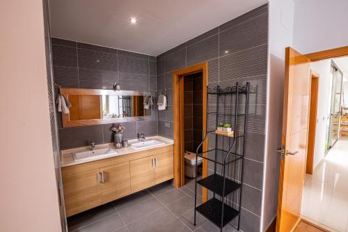 a bathroom with two sinks and a mirror at Villa Boutique La Quinta in Santa Úrsula