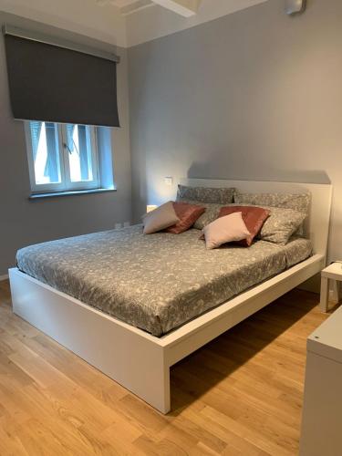 a bed with two pillows on it in a bedroom at LA PICCOLA MAGIA in Pisa