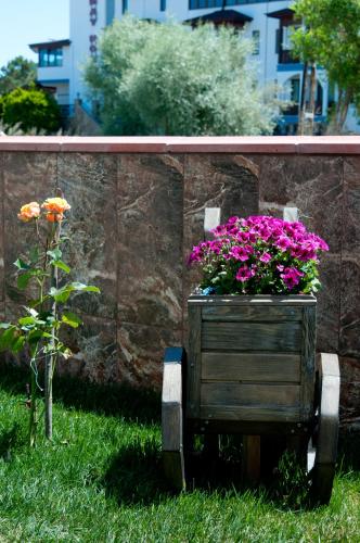 a wooden box with flowers in it in the grass at DEFNE OTEL in Sile