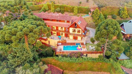 an aerial view of a house with a swimming pool at Mansão Austríaca Guesthouse in Campos do Jordão