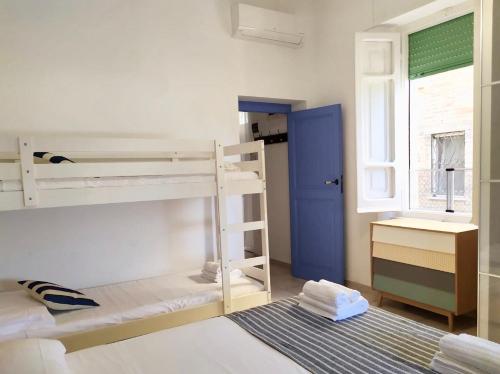 Łóżko lub łóżka piętrowe w pokoju w obiekcie La Bagnante