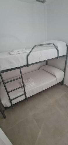 Двох'ярусне ліжко або двоярусні ліжка в номері Apartamentos Tarifa Sun