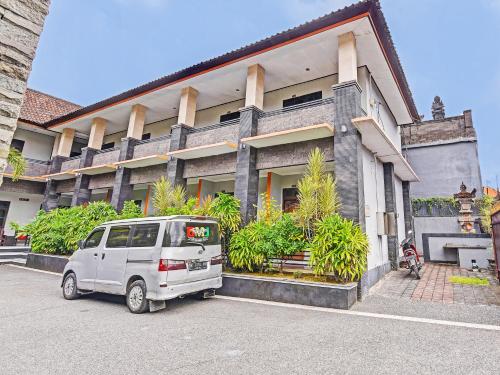 ein weißer Van vor einem Gebäude geparkt in der Unterkunft Hotel Diana 1 in Denpasar