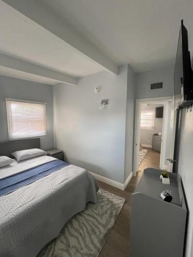 1 dormitorio con 1 cama y TV en Cheerful Family Home Close To Everything! en Tampa
