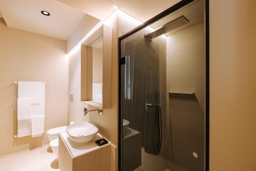 a small bathroom with a toilet and a shower at Suite1212 - Bandiera in Monopoli