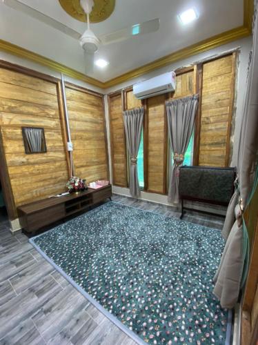 Ένα ή περισσότερα κρεβάτια σε δωμάτιο στο HOMESTAY DUSUN ANA BALUN