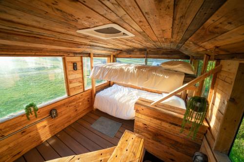 widok na sypialnię w drewnianym domu w obiekcie Delightful 2 Bed Double Decker Bus with Hot Tub w mieście Uckfield