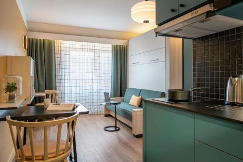 Aparthotel Adagio Access Kiel Cityにあるキッチンまたは簡易キッチン