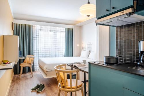 Aparthotel Adagio Access Kiel Cityにあるキッチンまたは簡易キッチン