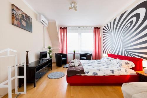 - une chambre avec un lit rouge et un salon dans l'établissement Aranykez 4-6: Downtown studio, à Budapest