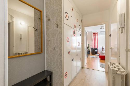 un couloir avec un miroir mural et un couloir avec une chambre dans l'établissement Aranykez 4-6: Downtown studio, à Budapest