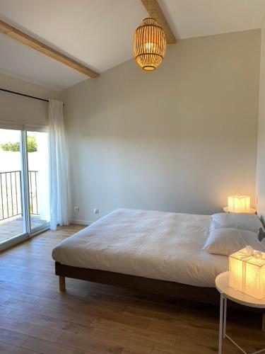 une chambre avec un grand lit et une table dans l'établissement Chez Georges - Maison 1 - Les Gîtes du Verdon, à Esparron-de-Verdon