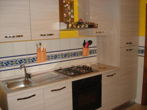 eine Küche mit einer Spüle und einem Herd Top-Backofen in der Unterkunft Scala Apartment in Florenz