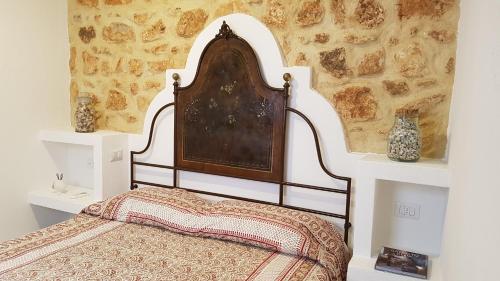 ein Schlafzimmer mit einem Bett und zwei weißen Tischen in der Unterkunft Dimora di charme Corte della Torre Salento in Morciano di Leuca