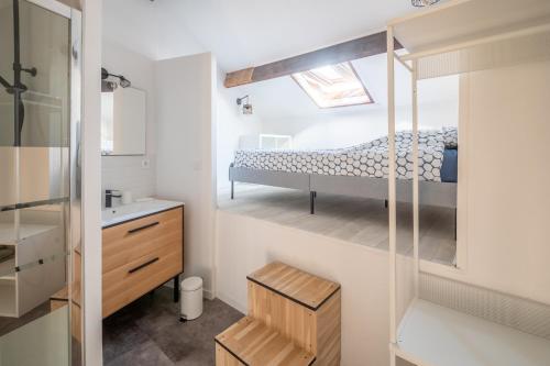 een kleine slaapkamer met een stapelbed en een wastafel bij Duplex, vue mer, proche du centre ville, 4P in Toulon