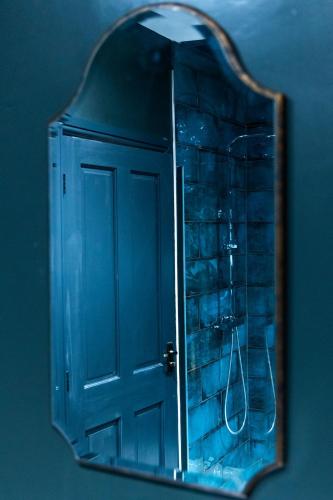 espejo de baño con puerta y ducha en Sleep at 55 en Tarporley