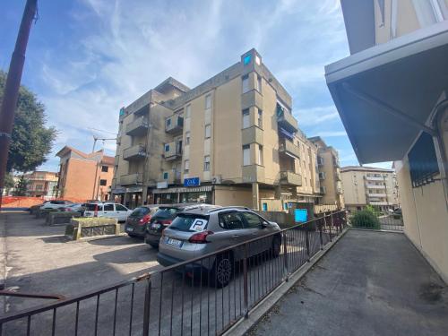 un parcheggio con auto parcheggiate di fronte a un edificio di IL POSTICINO a Forlì