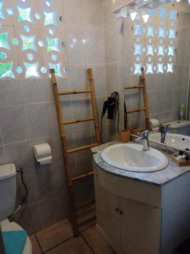 Koupelna v ubytování Ti-Soleil