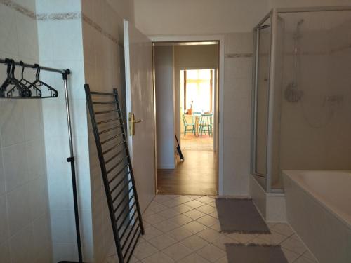 a bathroom with a bath tub and a hallway at Ferienwohnung im Süden in Görlitz