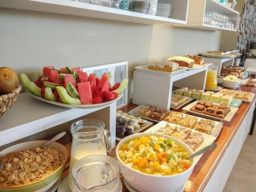 Un buffet con una variedad de diferentes tipos de comida. en Balcon del Golf, en Sierra de la Ventana