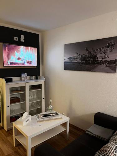 TV at/o entertainment center sa Ferienappartement Paula im Lausitzer Seenland