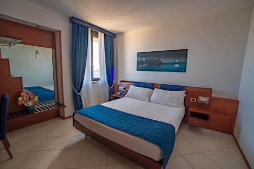 - une chambre avec un grand lit et une fenêtre dans l'établissement Best Western Hotel Nettuno, à Brindisi