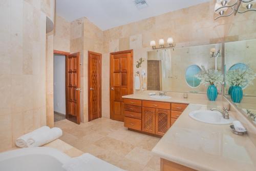 羅阿坦的住宿－Lawson Rock - Yellowfish 211 condo，一间带水槽和镜子的浴室