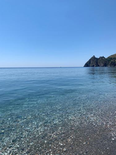 uma vista para o oceano a partir da praia em Frank Sinatra - Appartamento vicino Taormina em SantʼAlessio Siculo