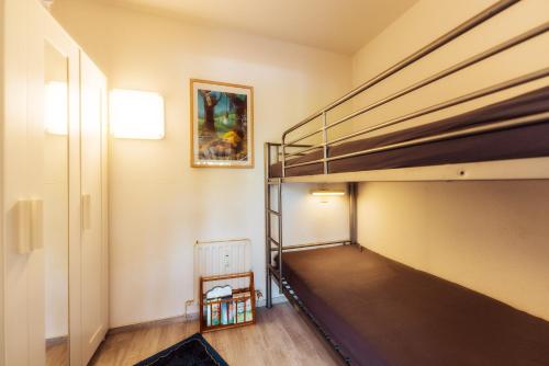 ホーエガイスにあるTerrassenhaus Waldblick 637の二段ベッド2組が備わる客室です。